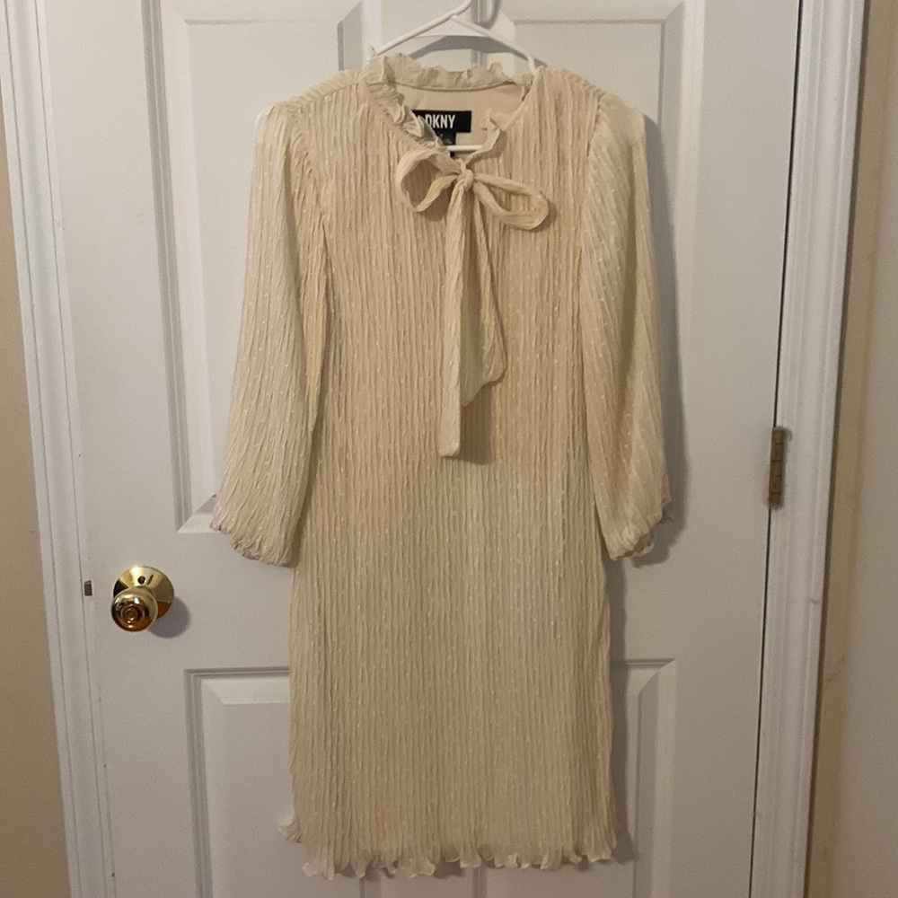 DKNY Size 6 Cream/Beige Dress.